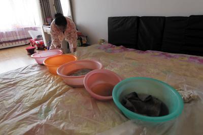 雅安楼上漏水，住户失联，小区没物管，业主维权难！律师来支招……